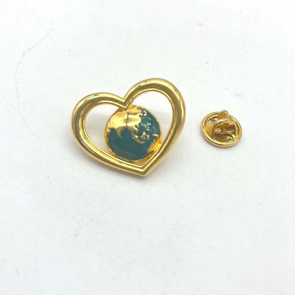 Avon Pin Heart Earth Gold Tone Vintage 2005‎ Brooch